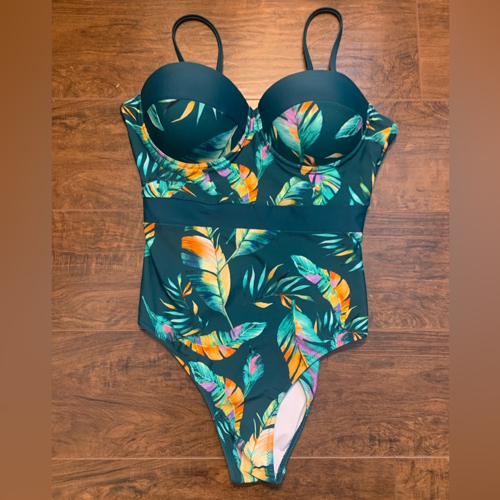 Cupshe Medium Tropical
One Piece Strapless Bathing Suit